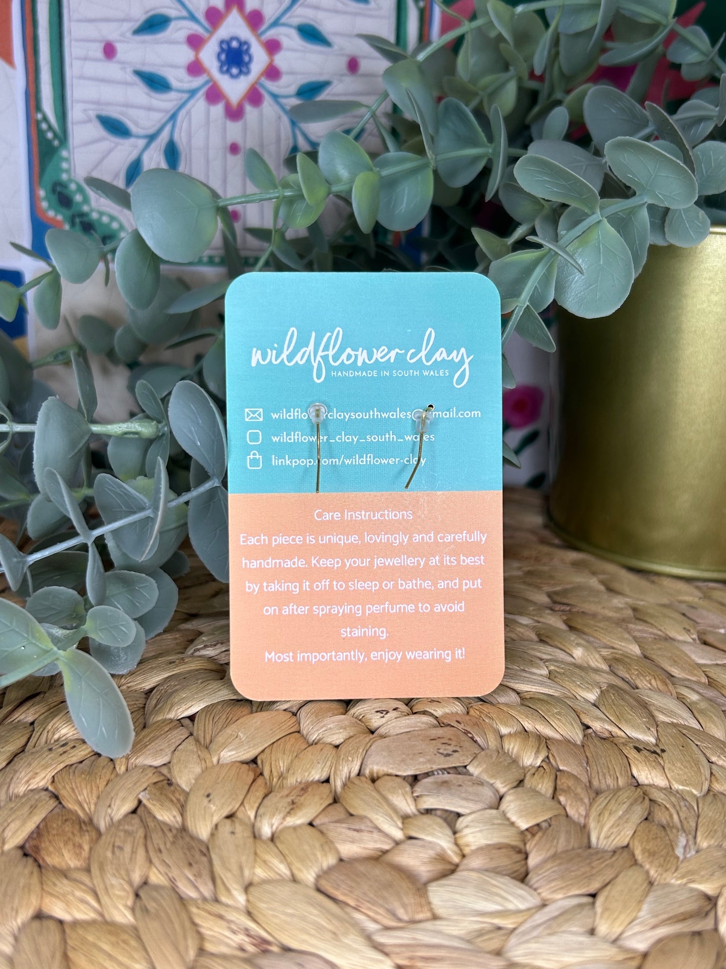 Green and pink lightning bolts